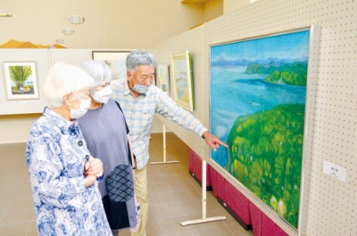 写真：来場者を楽しませている創立２０周年を迎えた「ピントゥラ」の絵画展