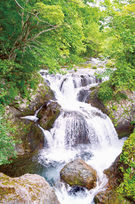 写真：三段に水が流れる自然の美しさが人気の「三階滝」