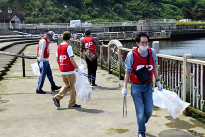 写真：絵鞆臨海公園でごみを拾い集める参加者