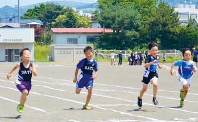 写真：８０メートル走トライアルで懸命にゴールを目指す児童たち