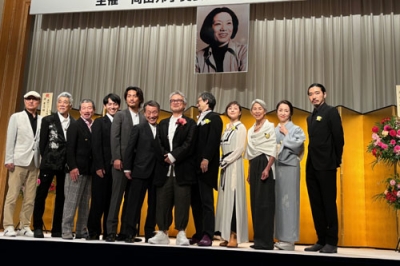 写真：「グレースの履歴」出演者らと源さん（右から６人目）