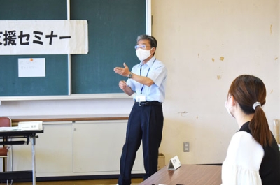 写真：子育ての悩みの解決策を一緒に考える講師の坂野祐司さんと参加者