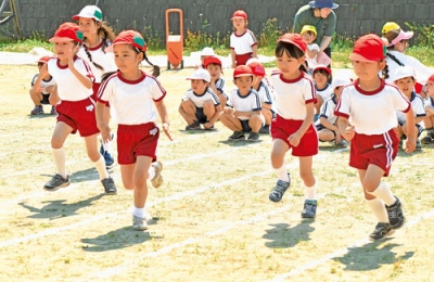 写真：元気いっぱいゴールへ走る園児たち