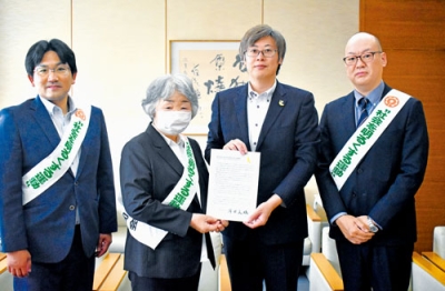 写真：早坂会長（左から２人目）から岸田内閣総理大臣のメッセージを受け取る堀井市長（左から３人目）