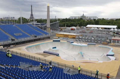 写真：パリ五輪の開幕を前に、報道陣に公開されたコンコルド広場のスケートボード会場＝３日、パリ（共同）