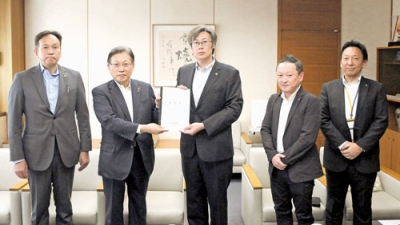 写真：寿浅会頭（左から２人目）から要望書を受け取る堀井市長