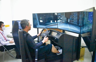 写真：真新しいシミュレーターを使い、運転技術の取得に励む教習生