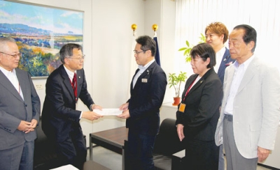 写真：要請書を中島教育長へ手渡す島田代表幹事（左から２人目）