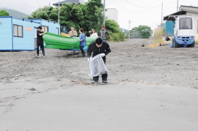 写真：今季オープンへ向け砂浜の清掃活動に取り組む参加者
