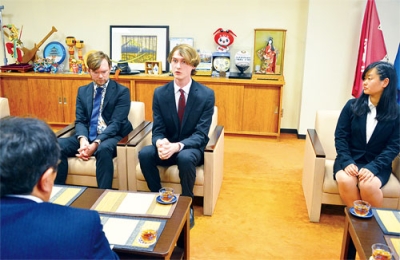 写真：小笠原市長に離任あいさつをする右からユコさん、トレヴァーさん、ケイマンさん