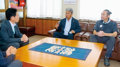 写真：６０周年に向けた決意を語る吉谷会長（中央）と酒井幹事（右）