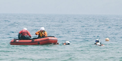 写真：洞爺湖で行われた３消防による水難救助訓練