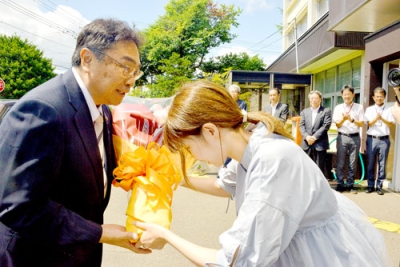 写真：今野さんから花束を受け取る小笠原市長