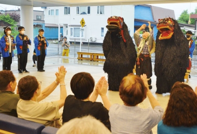 写真：見事な演舞を披露する生徒たちに拍手する来館者