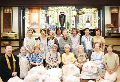 写真：清拭布を寄贈した婦人会の会員ら