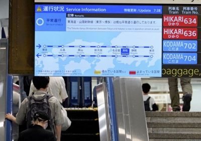 写真：東海道新幹線などの平常運行を伝えるＪＲ浜松駅の電光掲示板＝２３日午前