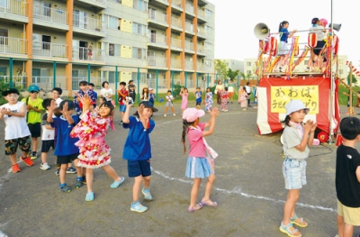 写真：盆踊りを楽しむ子どもたち