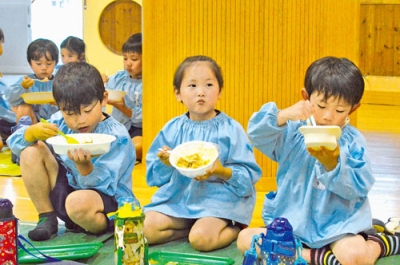 写真：カレーを食べる園児たち