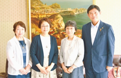 写真：青山市長に表敬訪問した「コール・ハーモニー」のメンバー（左から）多田さん、越後さん、村田さん