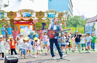 写真：歌声を披露するＫＥＮＴＯさんとかわいいダンスを披露する清泉幼稚園の園児ら