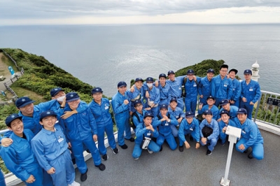 写真：太平洋を一望できる地球岬で記念撮影する「青雲丸」の実習生