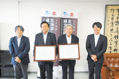 写真：感謝状を手にする田村社長（左から２人目）と伊藤社長