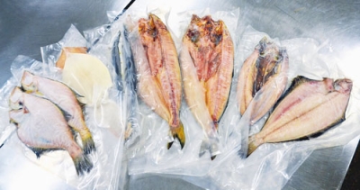 写真：真空パックされた５千円の干し魚セット