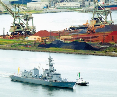 写真：室蘭港に入港した護衛艦「すずなみ」＝２５日午後４時２５分ごろ
