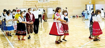 写真：民族衣装を身にまとい踊りを楽しむ参加者（提供写真）