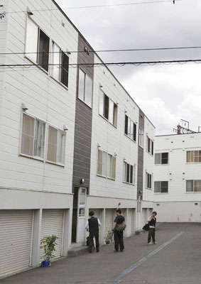 写真：男児が転落した共同住宅（左）＝２６日午前１１時５０分、札幌市厚別区