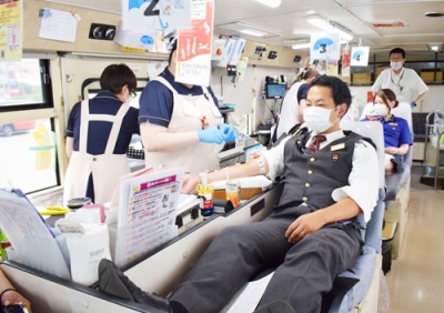 写真：献血を行うマルハン室蘭店従業員