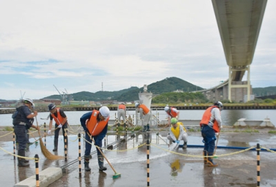 写真：主塔築島の清掃活動に励む参加者たち