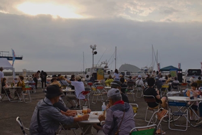 写真：大黒島と夕日を背ににぎわいを見せたビアガーデン