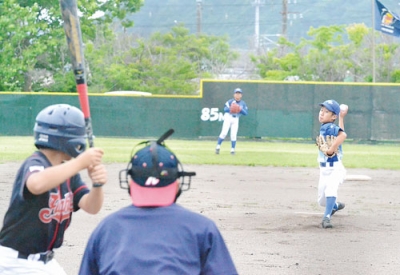 写真：全力プレーで勝利を目指す選手たち