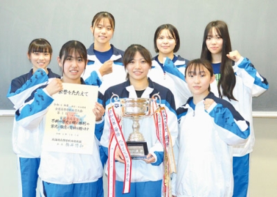 写真：高体連全道大会で初の総合優勝を果たした室蘭栄高校女子水泳チームのメンバー