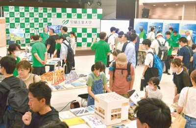 写真：室工大オープンキャンパス会場の創造工学科ブース