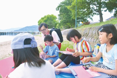 写真：藤沢さんと中島のスケッチに励む子どもたち