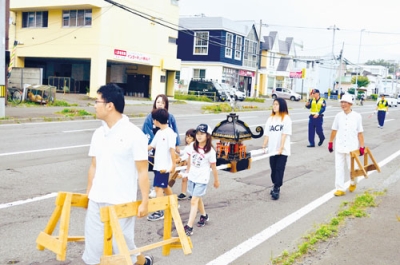 写真：町内を練り歩いた子どもみこし