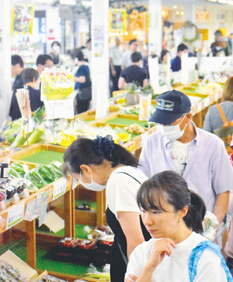 写真：新鮮な伊達野菜を買い求める買い物客