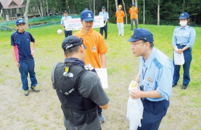 写真：室蘭岳山麓総合公園で安全登山を呼びかける室蘭署員ら