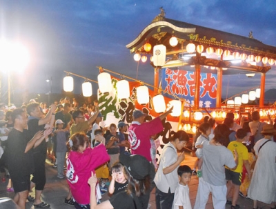 写真：大山車を中心に盆踊りを楽しむ親子ら