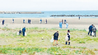 写真：清掃活動を行うイタンキ工業団地協の会員たち（提供写真）