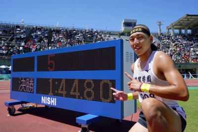 写真：全国高校総体の陸上男子８００メートルで１分４４秒８０の日本新をマークして優勝した滋賀学園・落合晃＝７月、博多の森陸上競技場