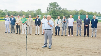 写真：セレモニーであいさつする安藤監督（手前）と優勝メンバー