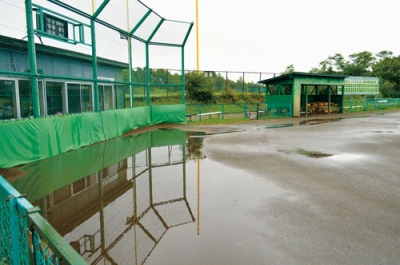 写真：大会が雨で延期した少年野球場＝午前８時５０分ごろ