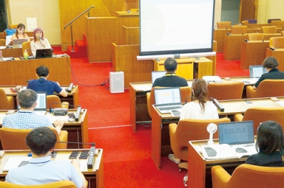 写真：市役所議場で講演する大井さん