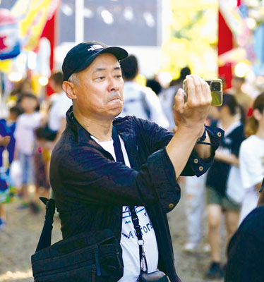 写真：イベント会場で写真や動画を撮るおださとさん