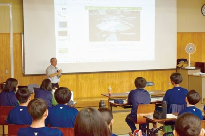 写真：室蘭栄高理数科の１年生が半導体について学んだ出前講座