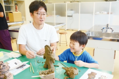 写真：土偶作りを楽しむ親子