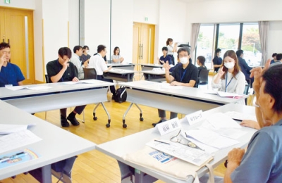 写真：手話による日常会話を学んだ市職員ら